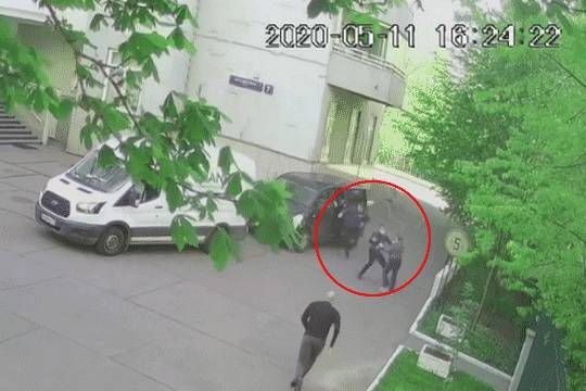 Нападение на бабушку Роберта Зимина. Роман Зимин (на переднем плане) спешит на помощь своей 64-летней матери qukiqtieziqkkmp