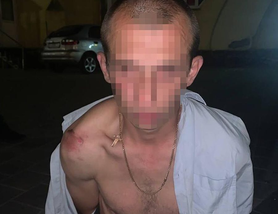 Преступник, напавший на женщину в подъезде.